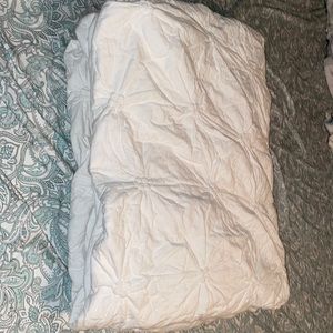 Lauren Conrad Quilt - white queen sized quilt